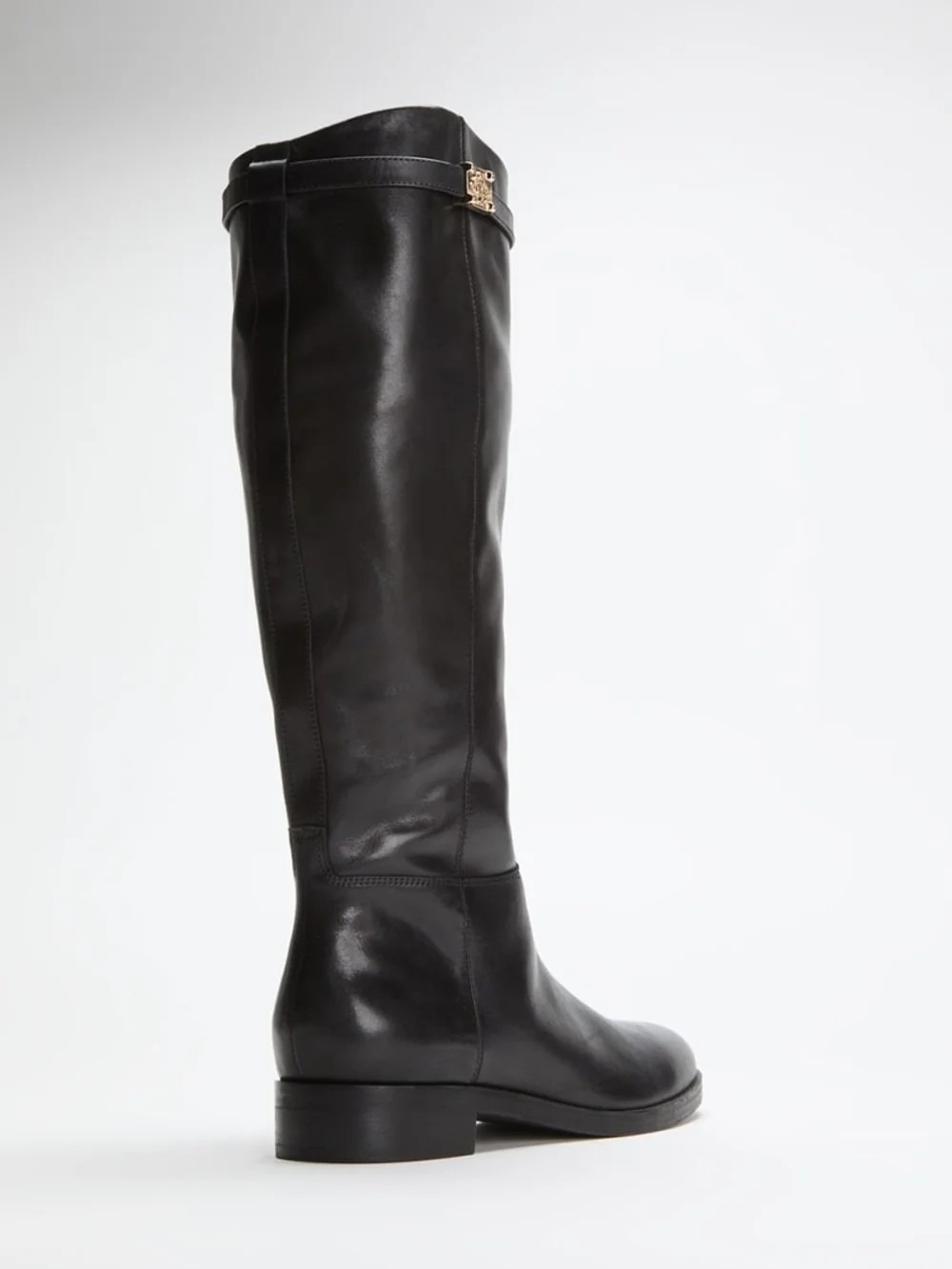 The GUESS Zoro riding boot is a beautiful silhouette Size 7m